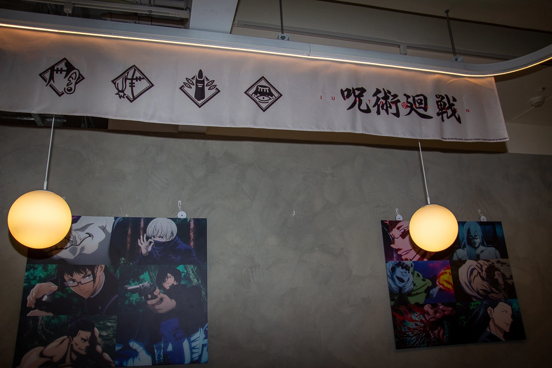 《咒術迴戰》特色餐酒館降臨信義威秀，宿儺手指蛋糕與咒物販賣機讓粉絲領域展開