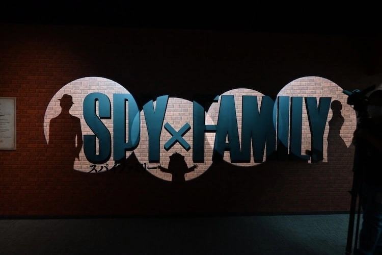 漫畫「SPYxFAMILY 展」重現封面設計師椅拍照點，展出等身衣裝及設定資料