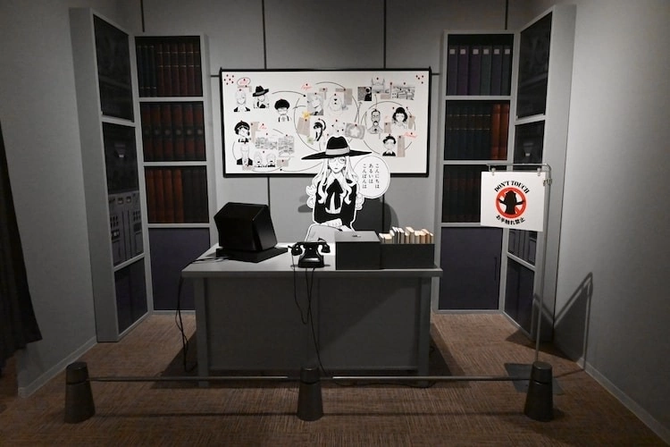 漫畫「SPYxFAMILY 展」重現封面設計師椅拍照點，展出等身衣裝及設定資料