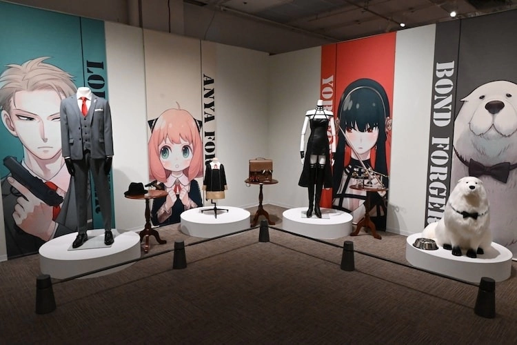 漫畫「SPYxFAMILY 展」重現封面設計師椅拍照點，展出等身衣裝及設定資料