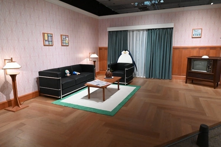 漫畫「SPYxFAMILY 展」重現封面設計師椅拍照點，展出等身衣裝及設定資料