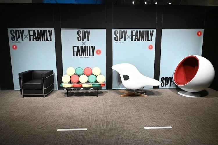 漫畫「SPYxFAMILY 展」重現封面設計師椅拍照點，展出等身衣裝及設定資料