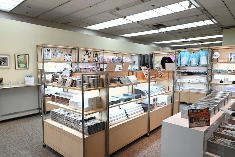 漫畫「SPYxFAMILY 展」重現封面設計師椅拍照點，展出等身衣裝及設定資料