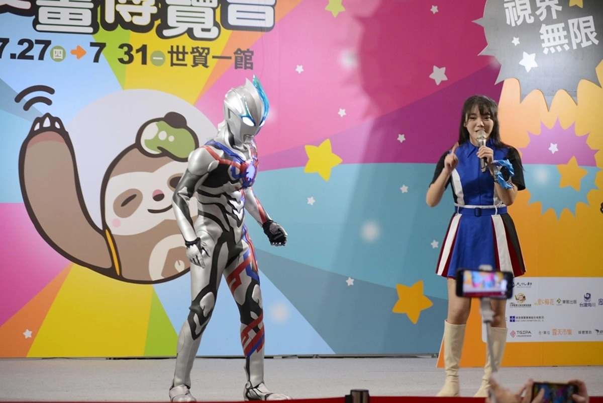 【2023漫博】《超人力霸王布雷薩》降臨漫博會場！見面會過程學習人類互動，守望小朋友走下台好溫馨: ♡｡ﾟ.(*♡´◡` 人´◡` ♡*)ﾟ♡ °・