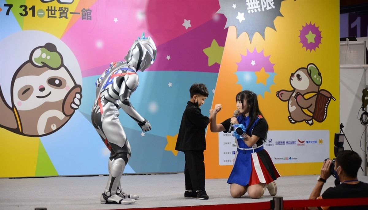 【2023漫博】《超人力霸王布雷薩》降臨漫博會場！見面會過程學習人類互動，守望小朋友走下台好溫馨: ♡｡ﾟ.(*♡´◡` 人´◡` ♡*)ﾟ♡ °・