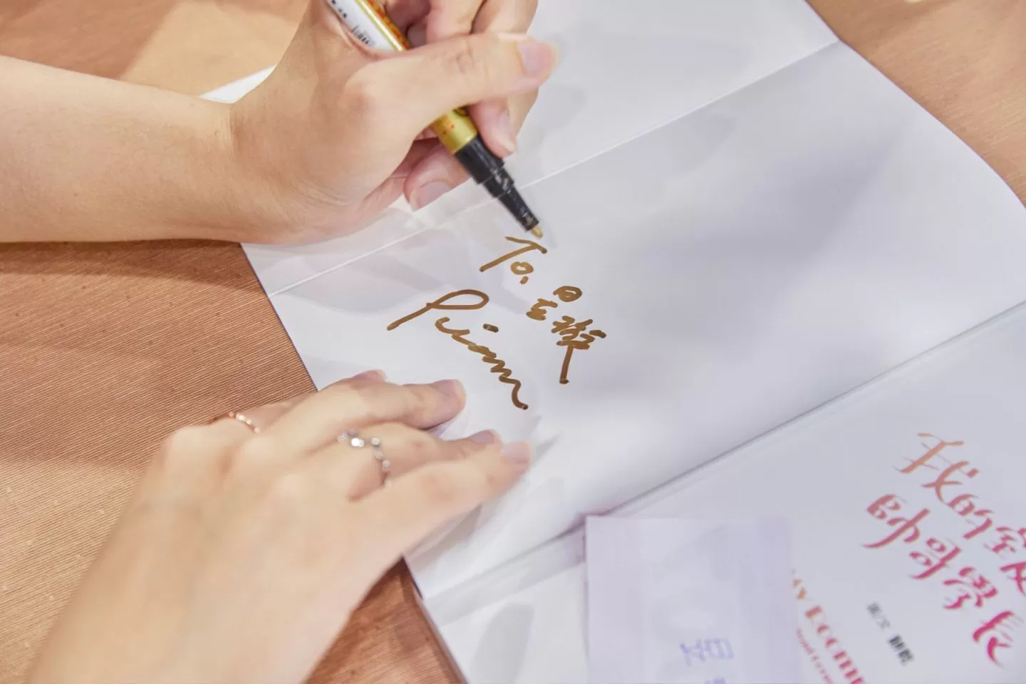 【2023漫博】BL條漫單行本《我的室友帥哥學長》首度簽名會，餅乾透漏創作靈感就是身邊朋友和同事
