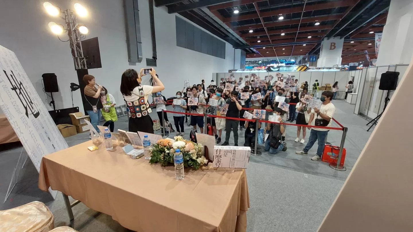 【2023漫博】《地。─關於地球的運動─》作者魚豊訪台，對台灣新舊交雜街景相當感興趣！