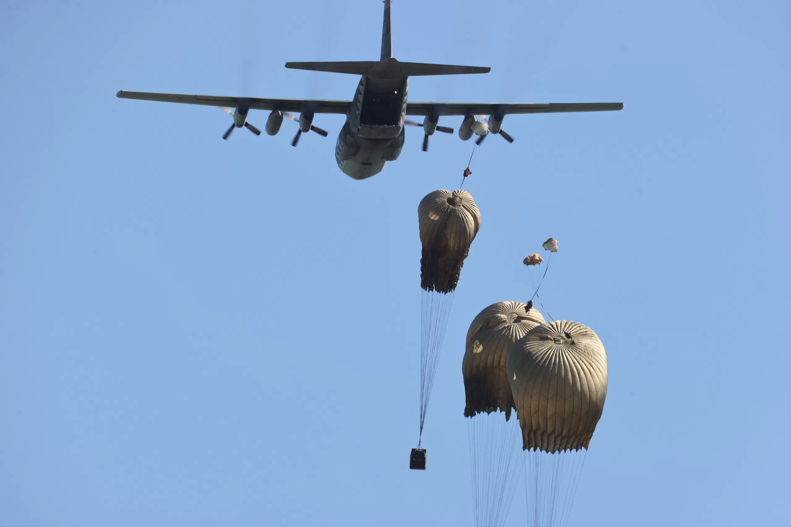 獨／漢光演習聯合反空（機）降作戰　特戰傘兵＋空投悍馬、物資場面震撼