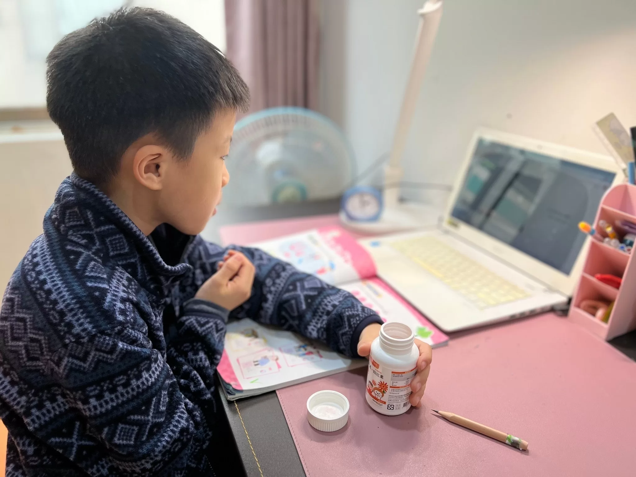 暑假孩童、青少年整天抱3C 適當補充葉黃素守護晶亮