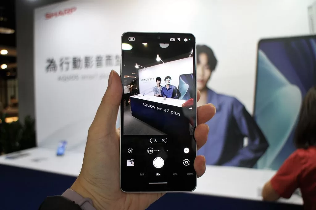 夏普在台發表中階新機 AQUOS sense7 plus　支援動態刷新率 240HZ、售價 14,990 元。