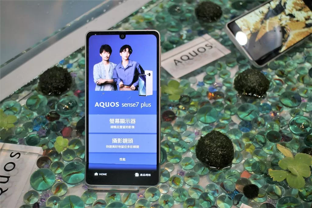 夏普在台發表中階新機 AQUOS sense7 plus　支援動態刷新率 240HZ、售價 14,990 元。