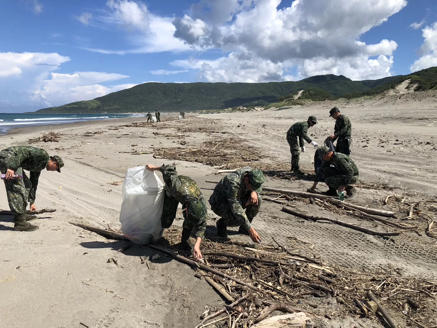 第四作戰區演訓部隊海岸淨灘 軍民齊心守護家園