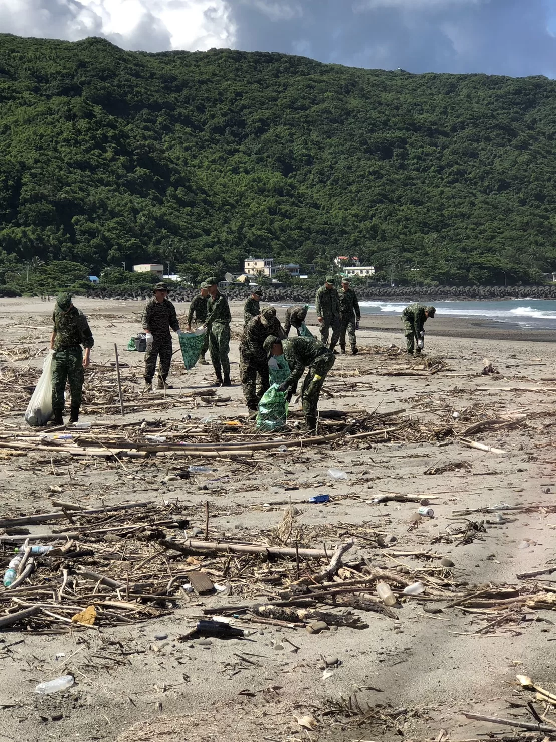 第四作戰區演訓部隊海岸淨灘 軍民齊心守護家園