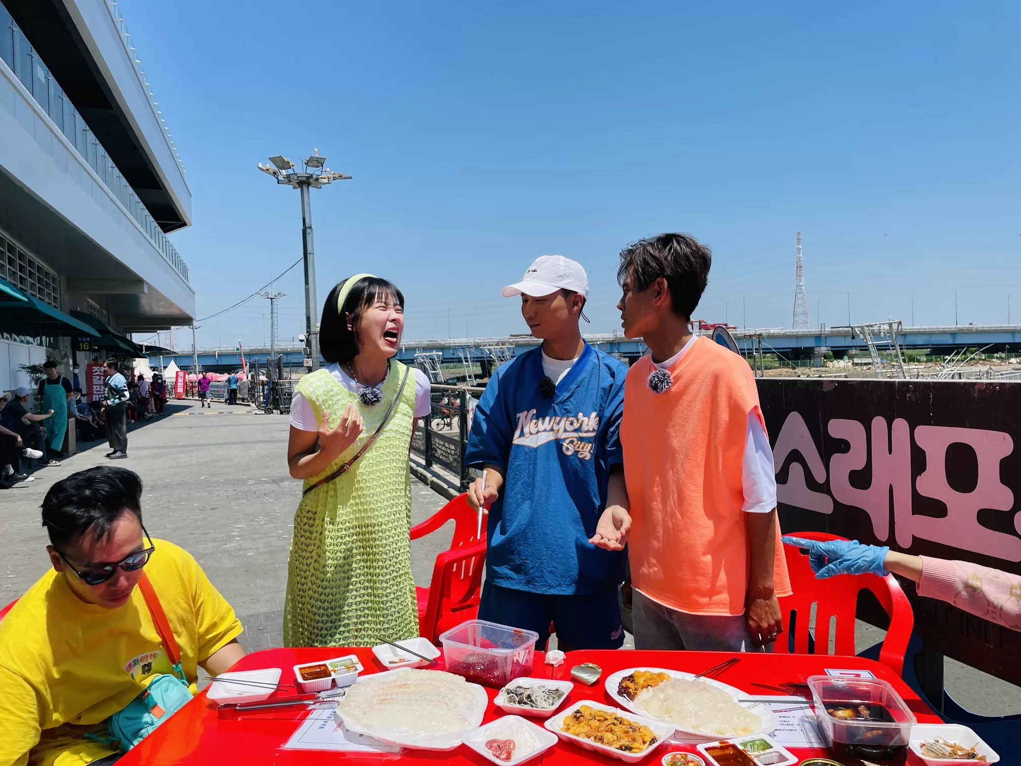 籃籃韓國吃「蠶蛹」尖叫連連　一咬氣味直衝吐出來