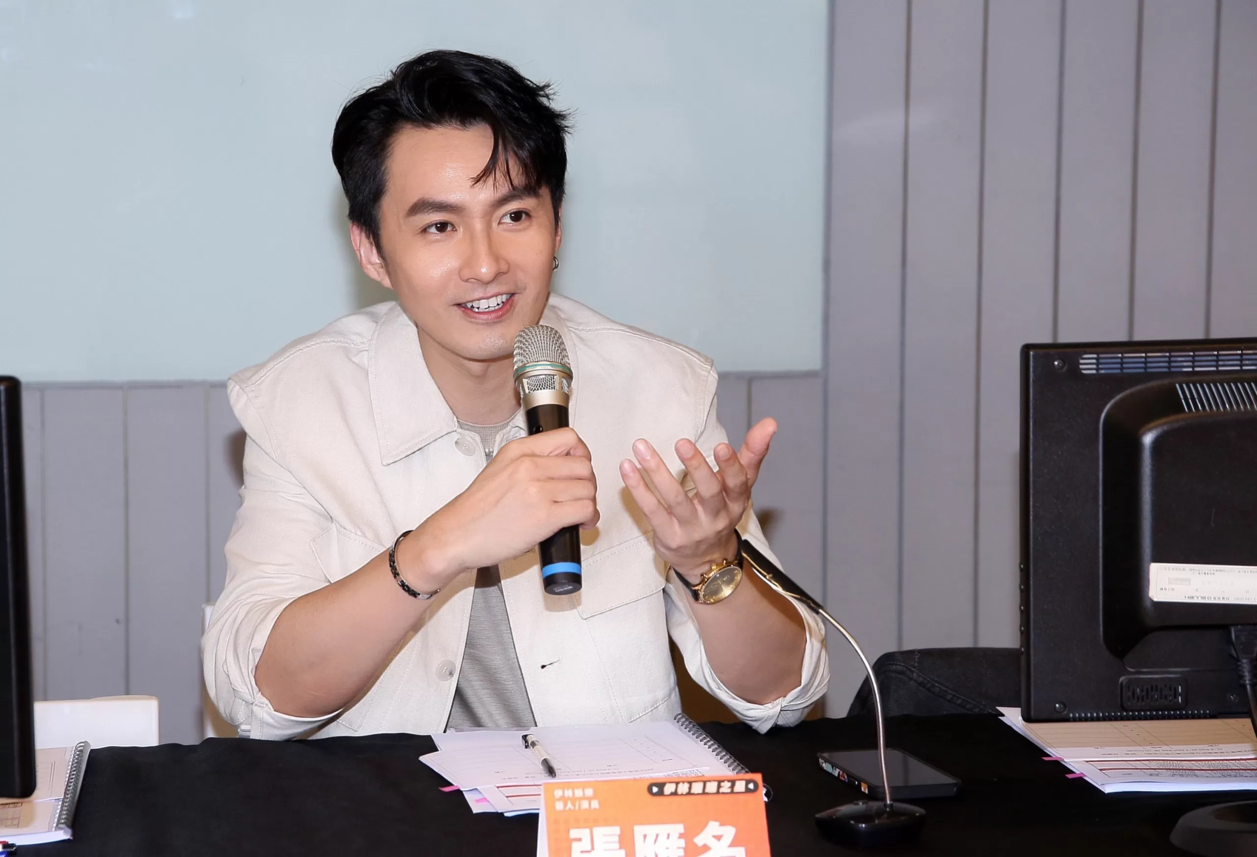 超級奶爸張雁名蠟燭多頭燒　換尿布遭兒屎尿突襲