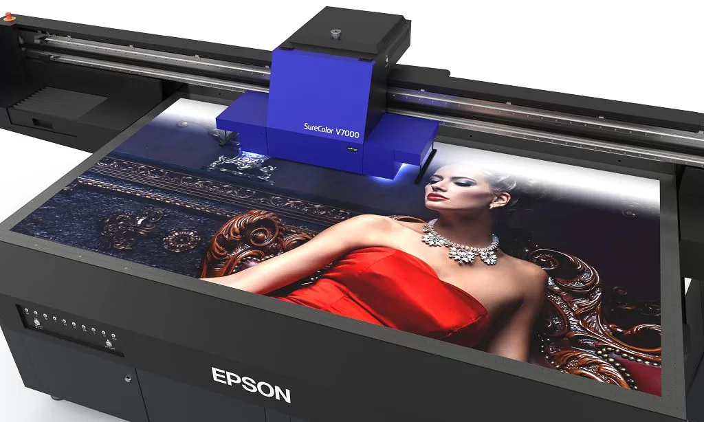 貼心機構設計、10色UV墨水　Epson 發表 SC-V7000 大尺寸平台式 UV 印刷機