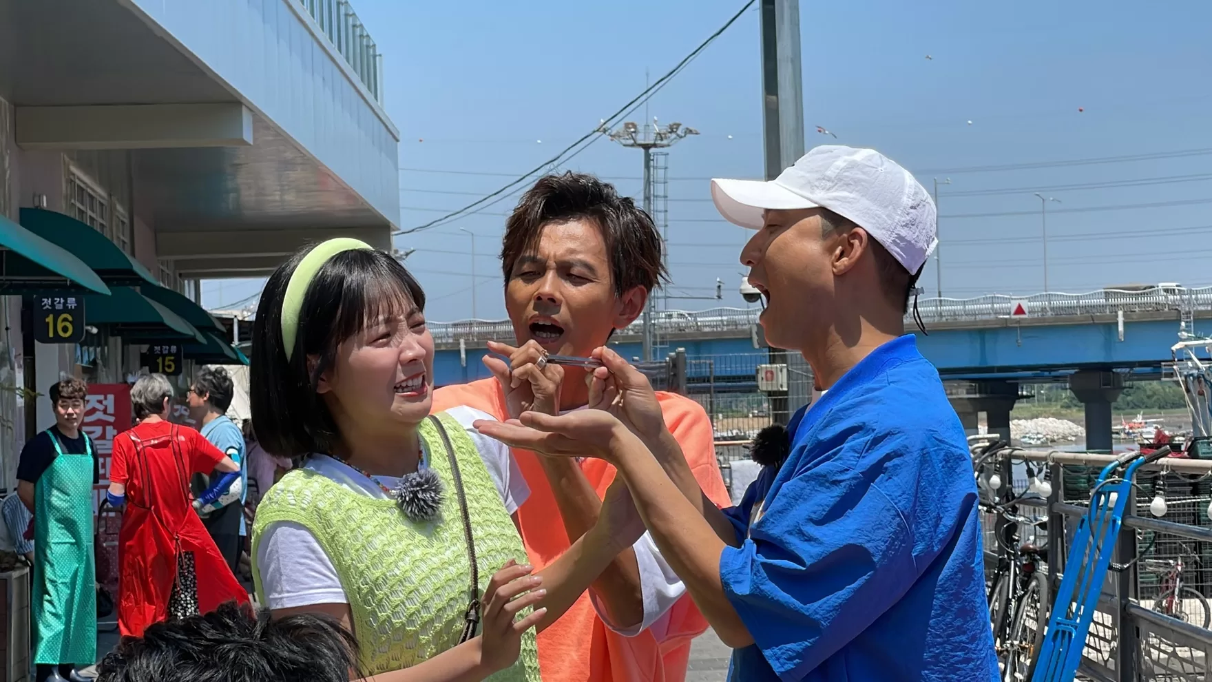 籃籃韓國吃「蠶蛹」尖叫連連　一咬氣味直衝吐出來