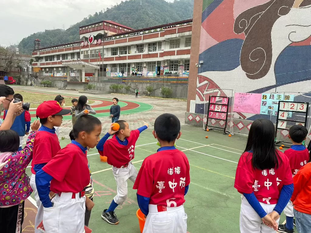 前進台中偏鄉贊助德芙蘭小學　台灣自體幹細胞公司以「珍愛」做公益