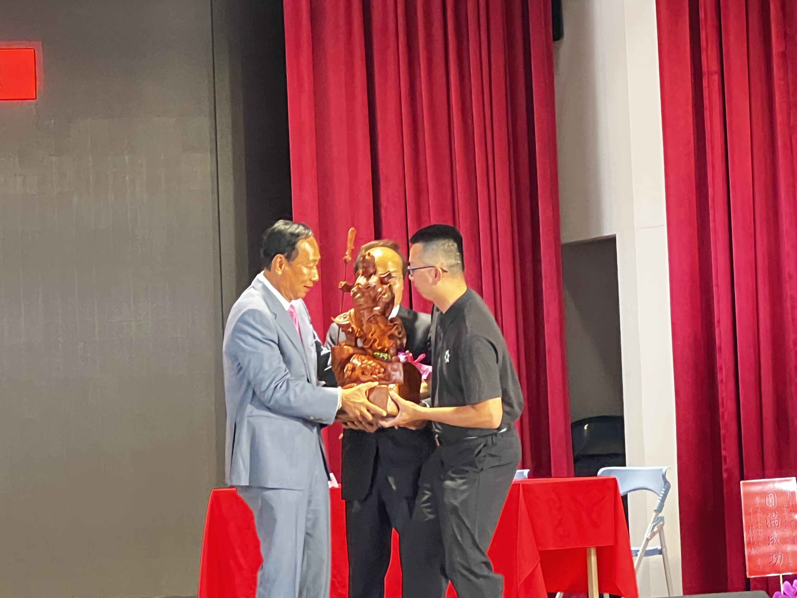 影音/北斗鎮長就職 郭台銘贈武財神關聖帝君期許北斗鎮錢淹腳目