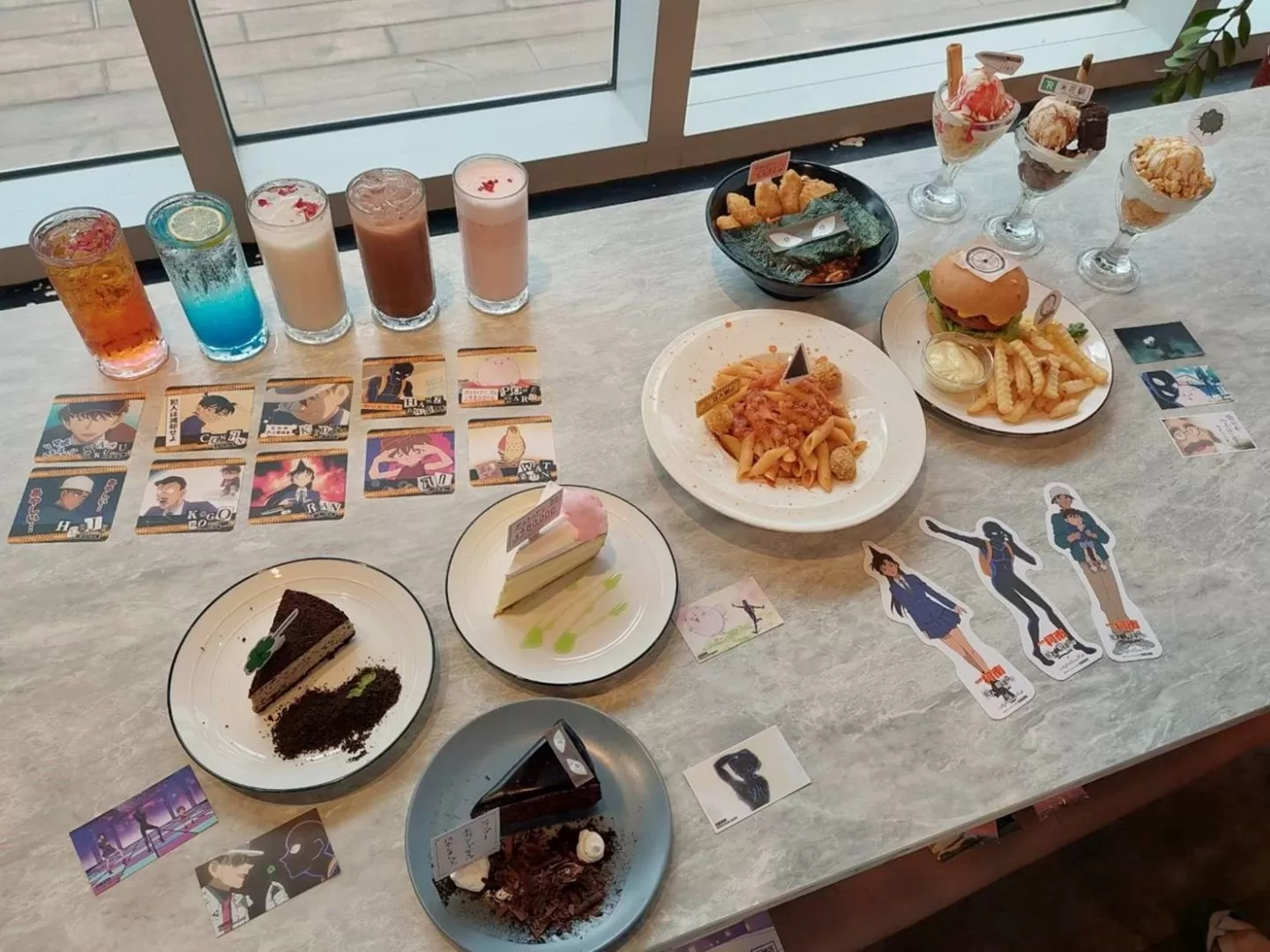 《名偵探柯南 犯人犯澤先生》ｘMyAnimeCafe歡迎來到米花鎮！自組黑漆漆犯澤套餐、回顧動畫搞笑劇情