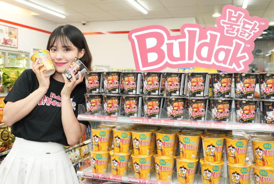三養火辣雞杯麵在台上市！(G)I-DLE 發起火辣雞辣舞挑戰　李多慧接下台灣區首位挑戰者