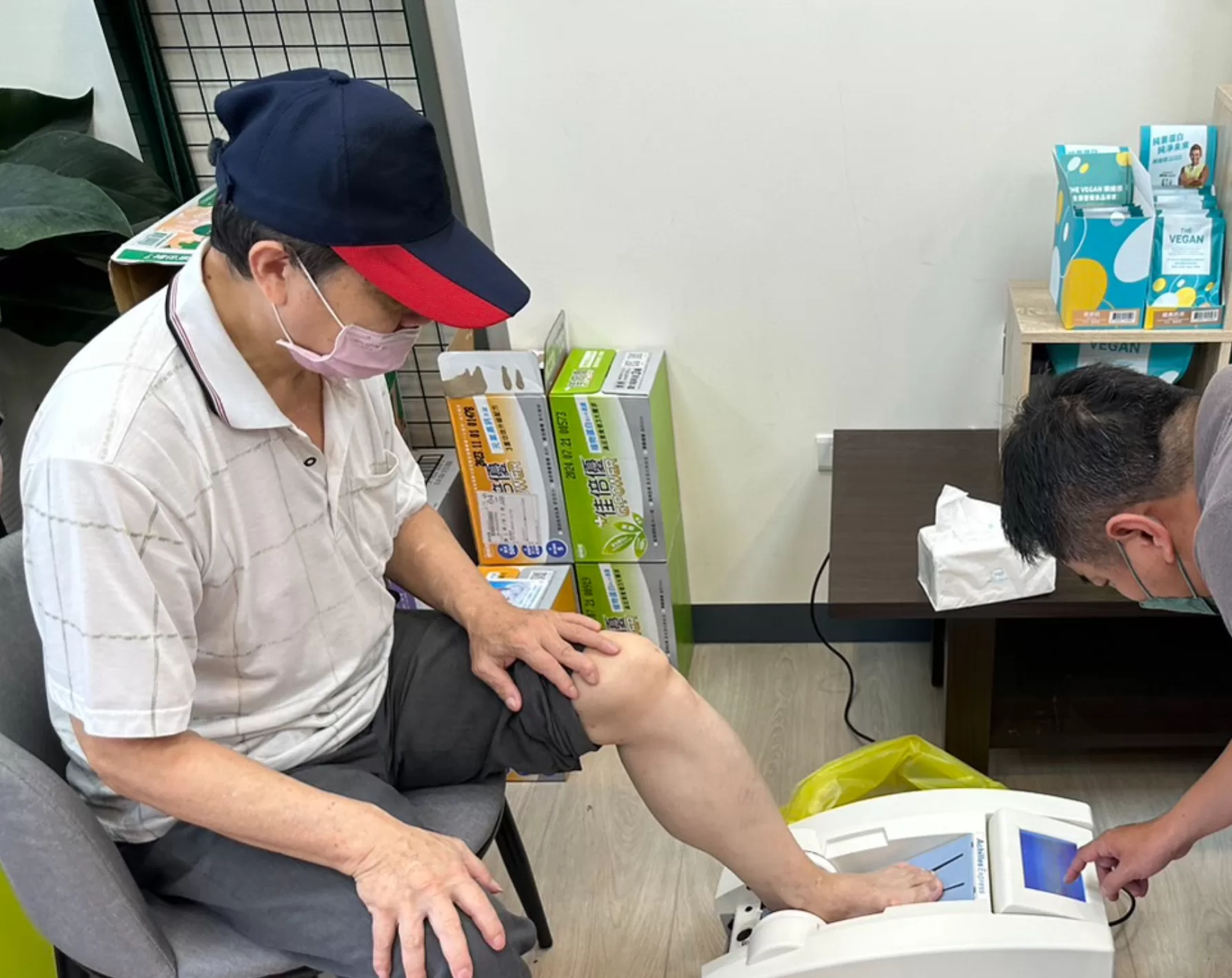 桃園蔬食藥局深耕社區推骨密檢測　藥師曝保健品挑選關鍵