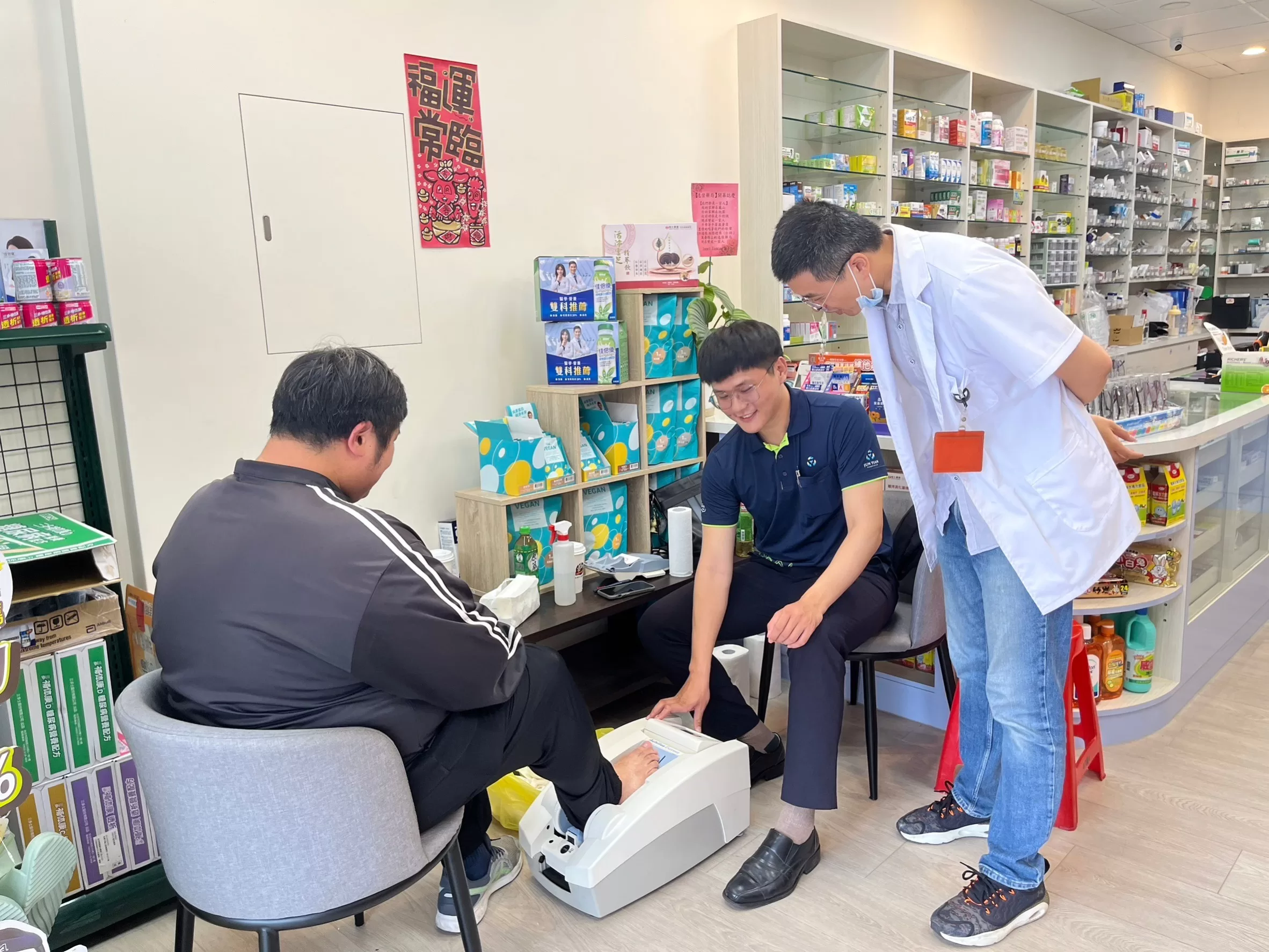 桃園蔬食藥局深耕社區推骨密檢測　藥師曝保健品挑選關鍵