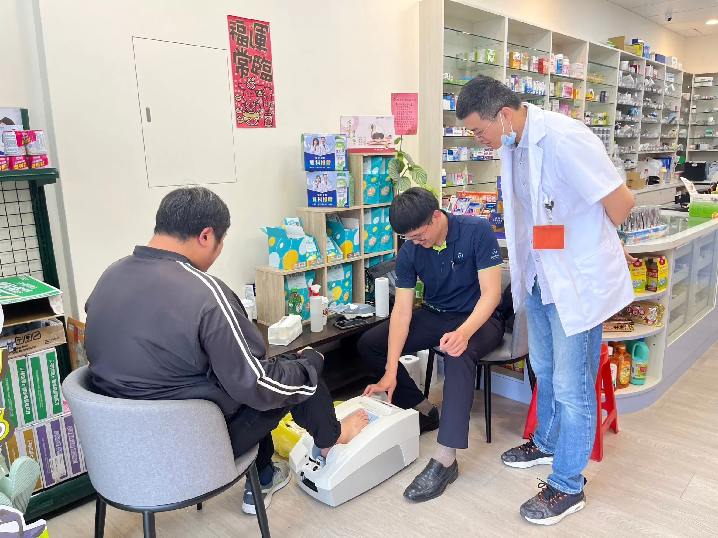 桃園蔬食藥局深耕社區推骨密檢測　藥師曝保健品挑選關鍵