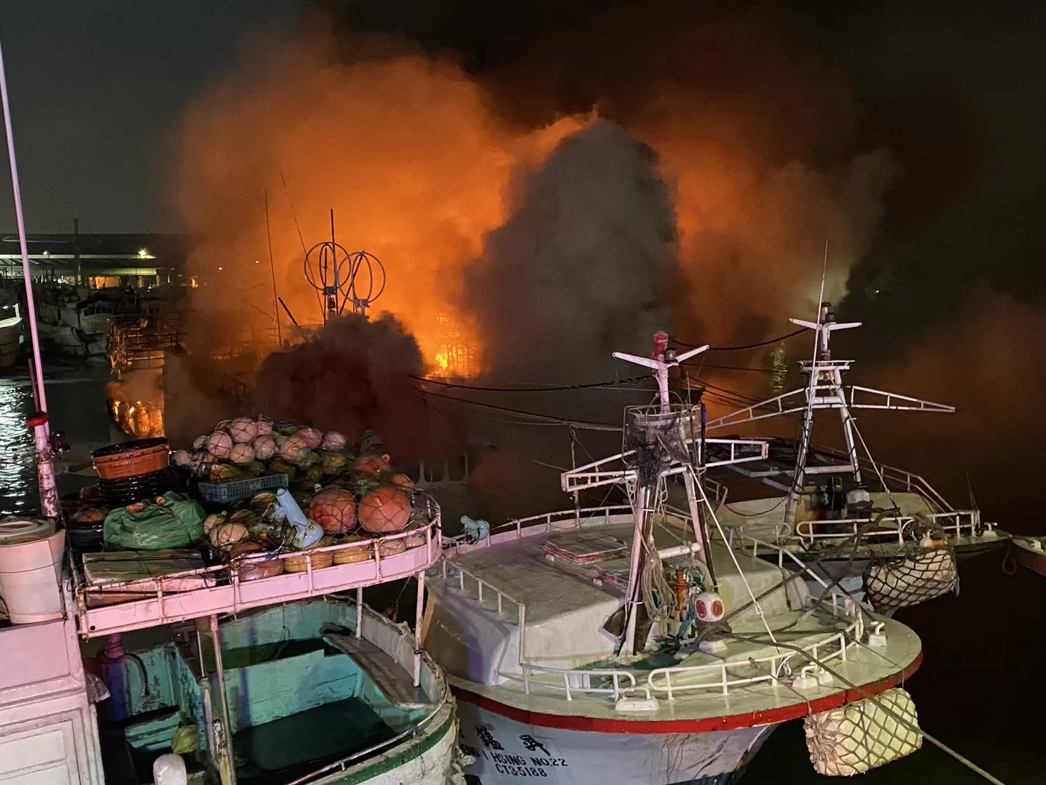 影/東港漁港連環火燒船 疑雷擊釀災損失數千萬 影/東港漁港連環火燒船 疑雷擊釀災損失數千萬