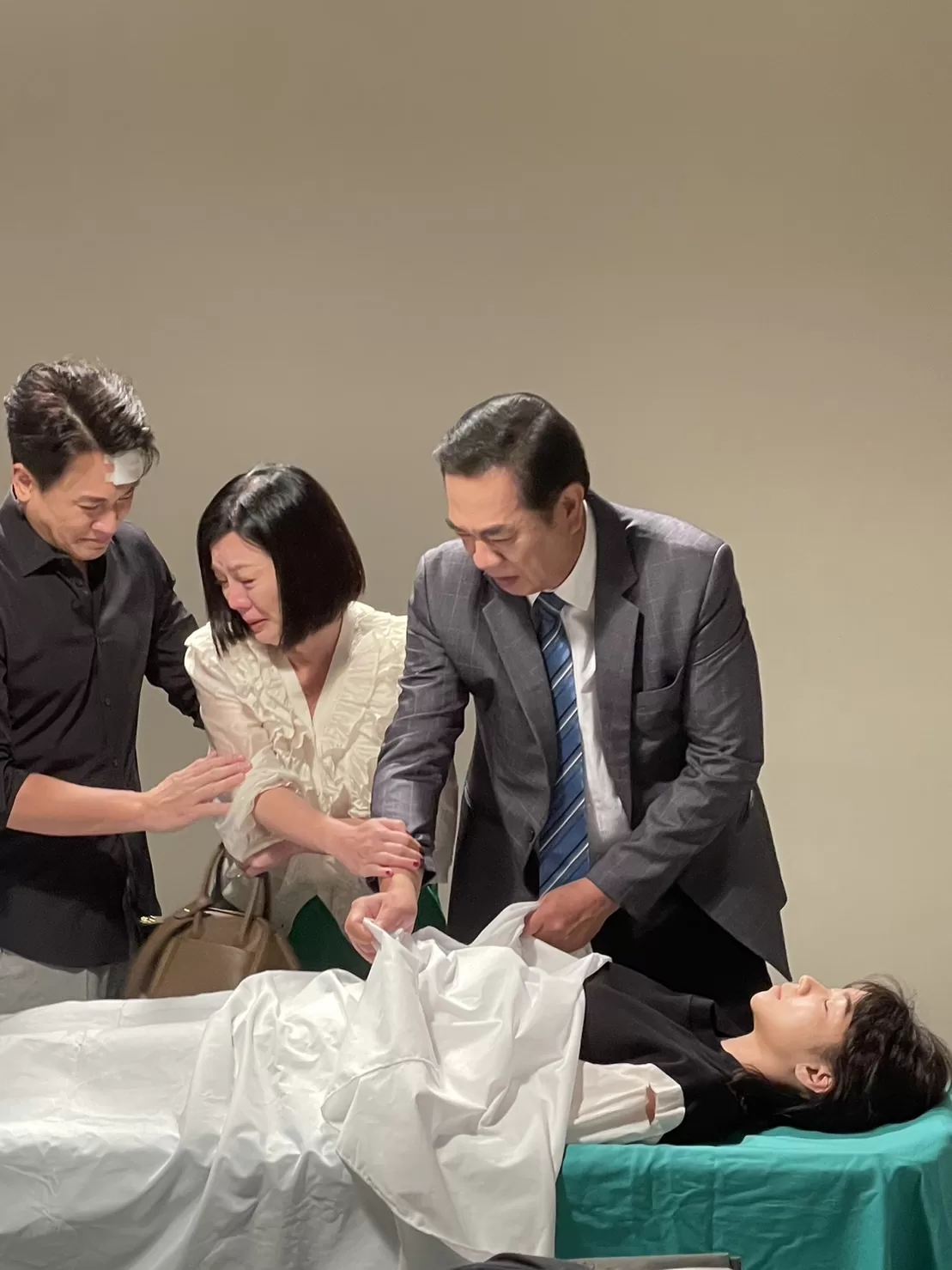 苗可麗喪女認屍片場哭腫眼　曾智希領便當備孕