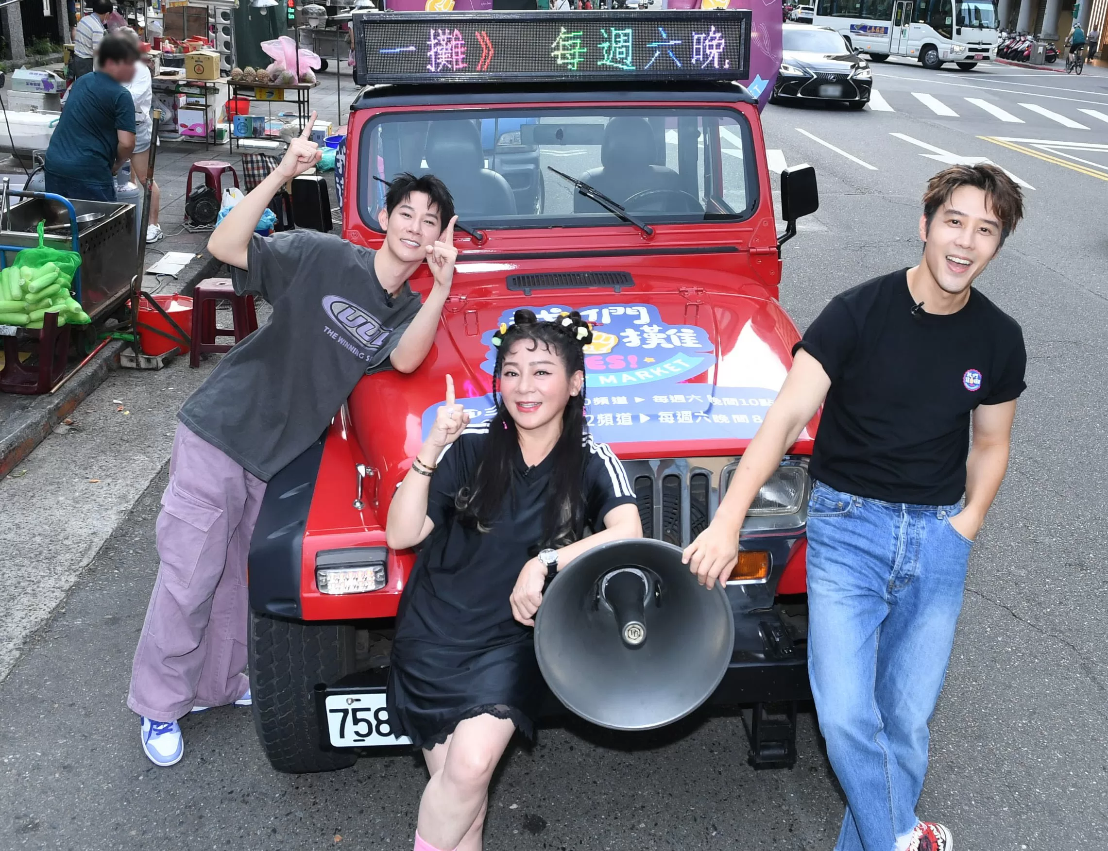胡宇威寧夏夜市炸雞排　上百粉絲擠爆