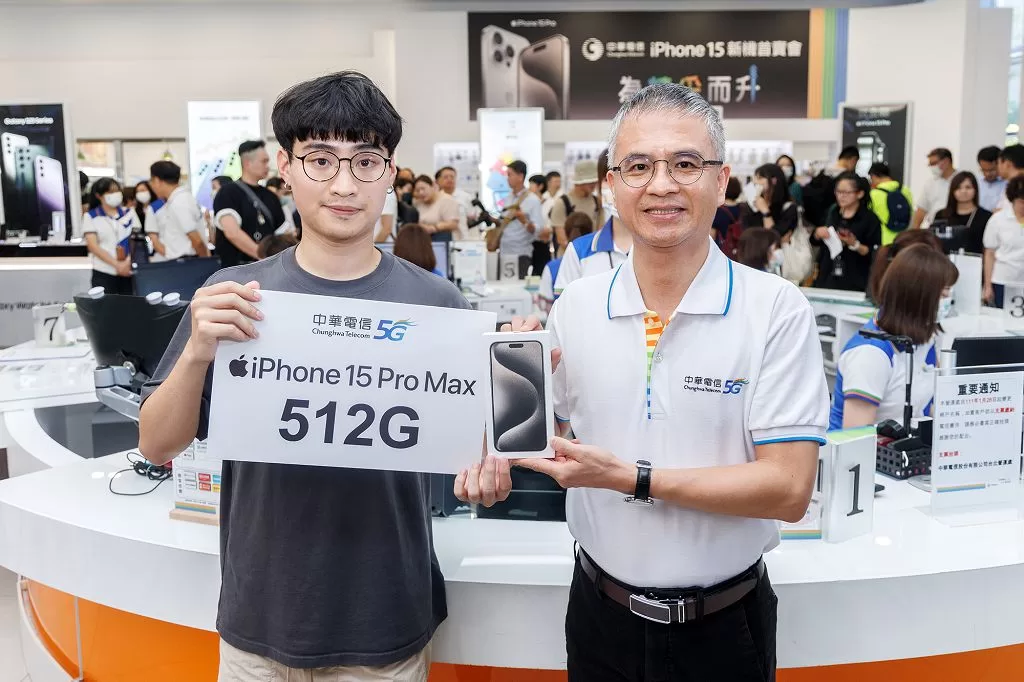 iPhone 15 新機首賣日人氣爆棚　各大電信商排隊頭香哥姊曝光