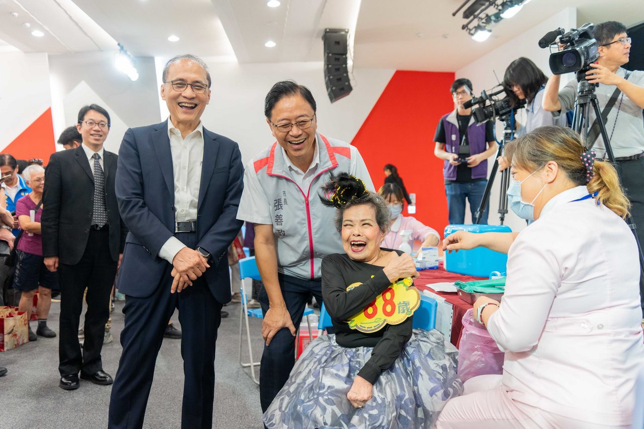 公費流感疫苗10/2開打 台灣東洋大方捐佐劑疫苗