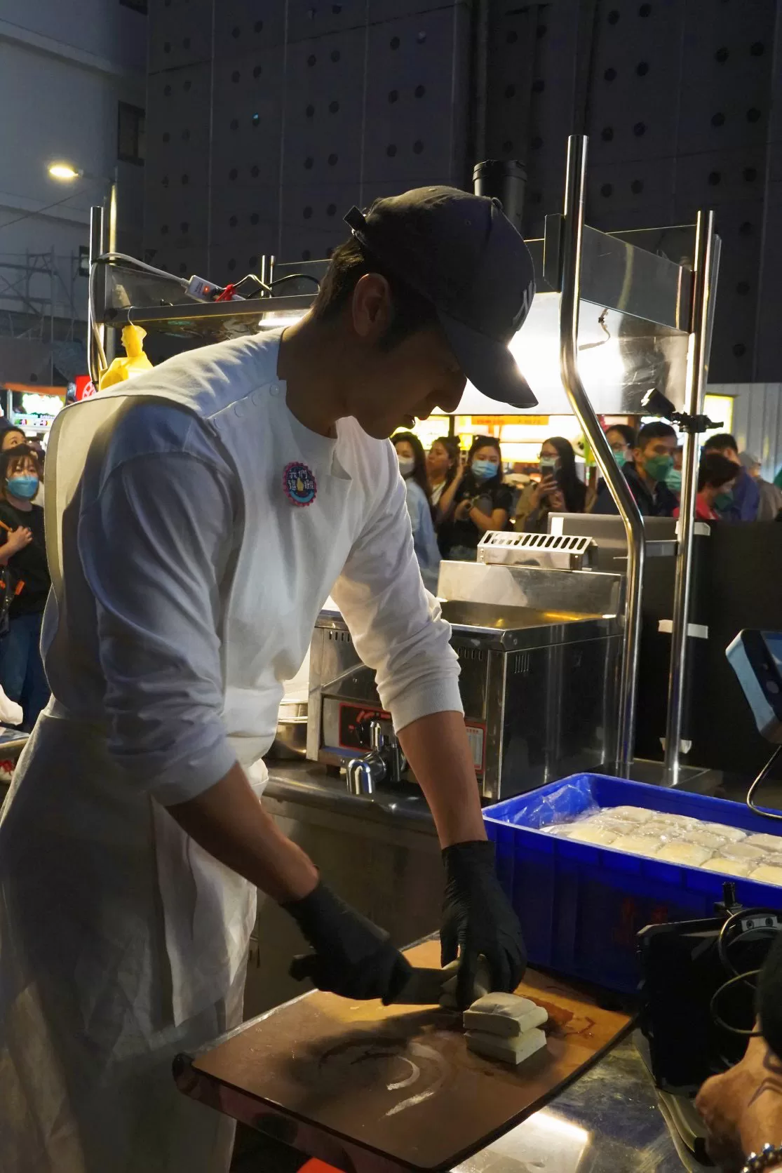 胡宇威太怕臭　陳庭妮陽台坐板凳吃臭豆腐
