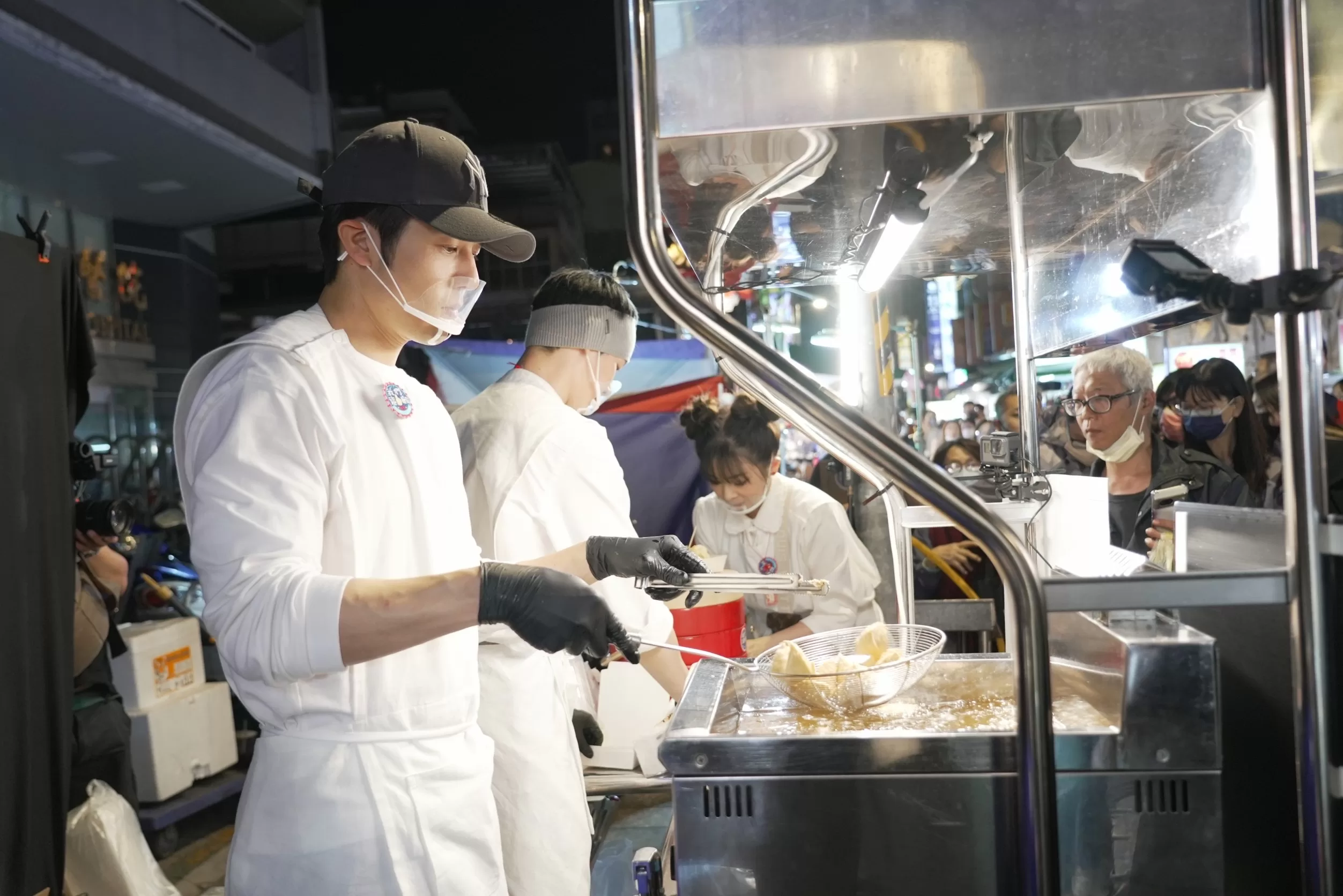 胡宇威太怕臭　陳庭妮陽台坐板凳吃臭豆腐