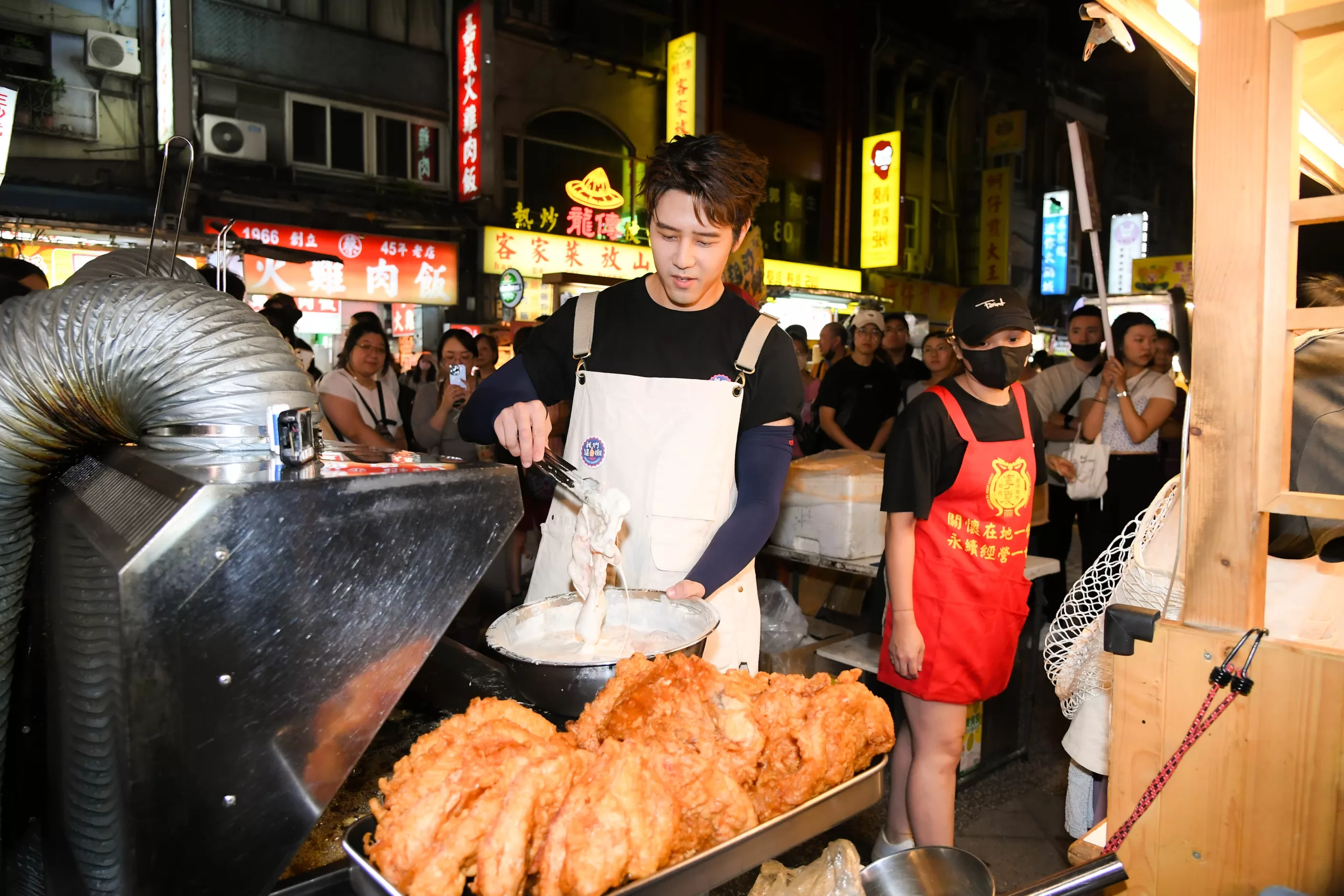 胡宇威寧夏夜市炸雞排　上百粉絲擠爆