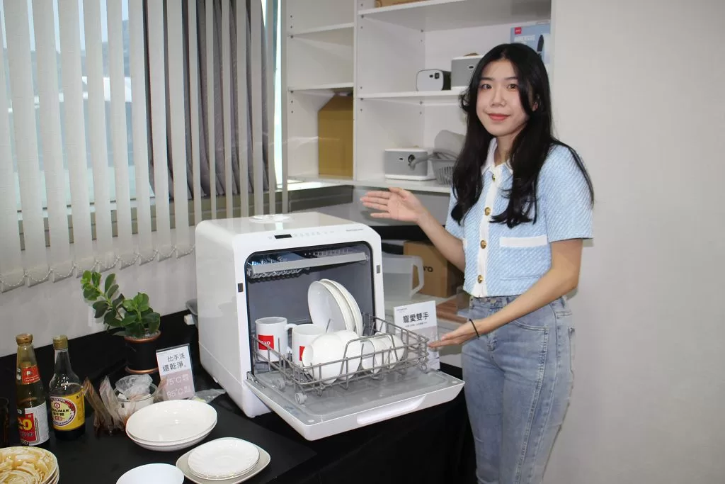 OVO 發表首款真無線 1080P 行動投影機　旗下可移動電視推推閨蜜機、幫康四合一洗碗機現正預購中