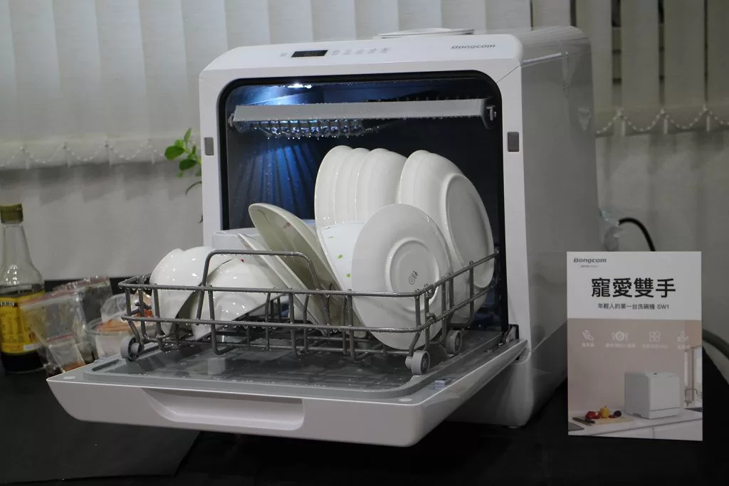 OVO 發表首款真無線 1080P 行動投影機　旗下可移動電視推推閨蜜機、幫康四合一洗碗機現正預購中
