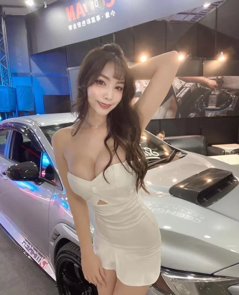 正妹網紅妮妮車展賣安全帶 粉絲探班指定：要她身上那條！