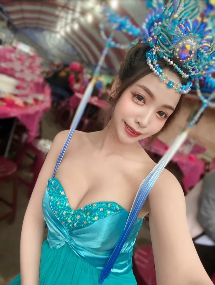 正妹網紅妮妮車展賣安全帶 粉絲探班指定：要她身上那條！