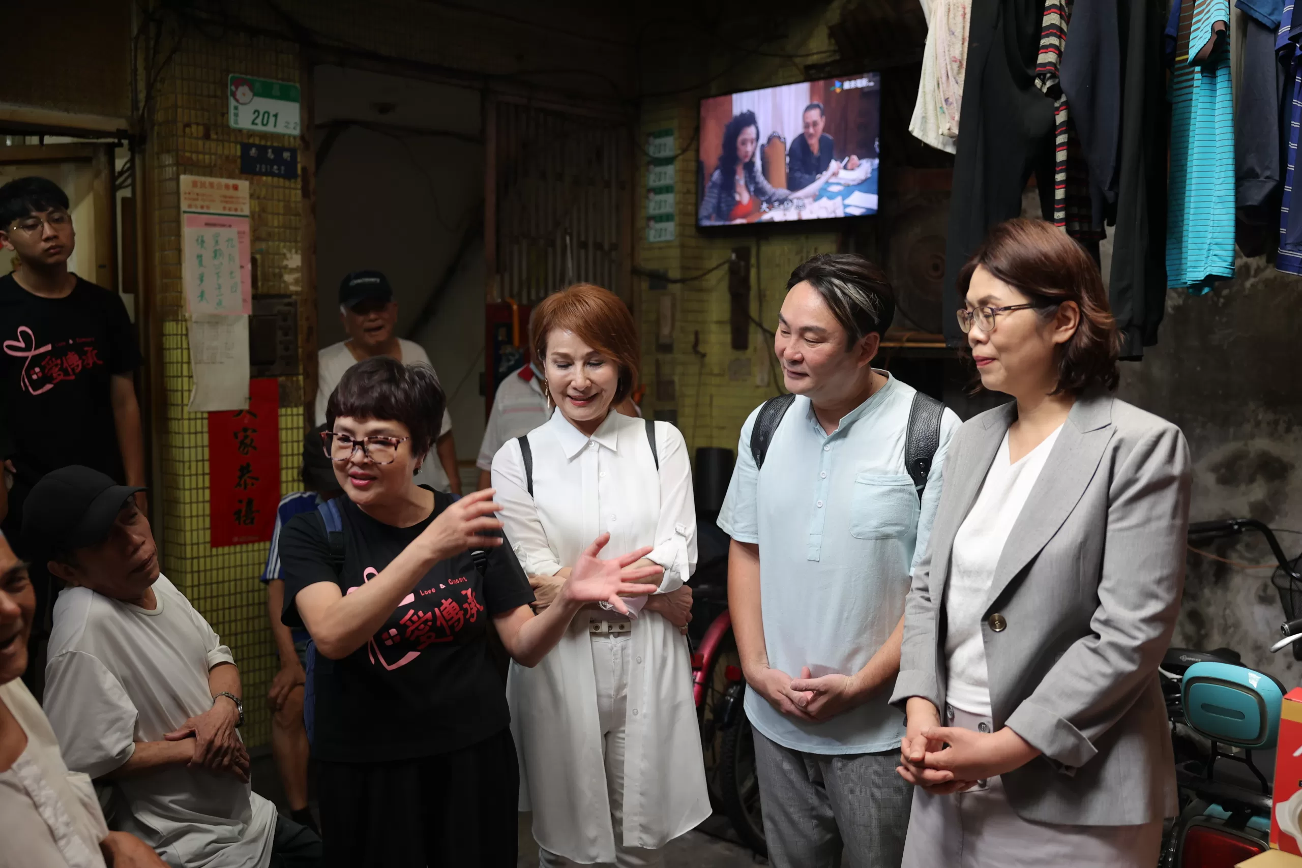 響應國際失智症日！八點檔男星攜手品牌贈蝸居長者物資