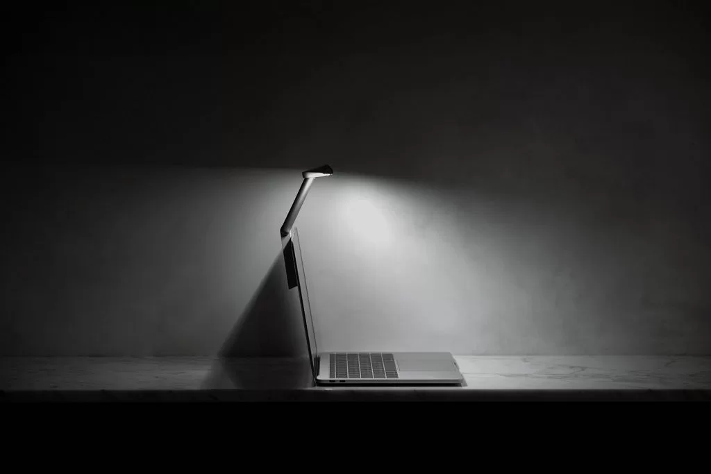 為筆電族提供護眼舒適光源　BenQ 發表 LaptopBar 筆電燈