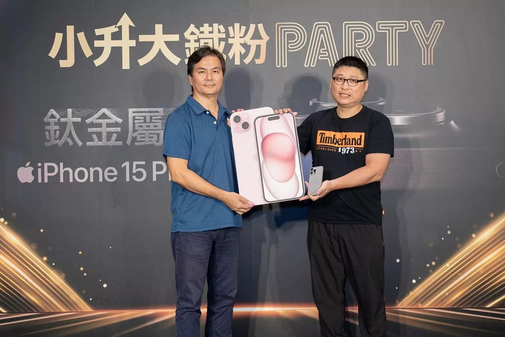 iPhone 15 新機首賣日人氣爆棚　各大電信商排隊頭香哥姊曝光