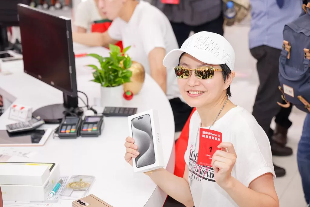 iPhone 15 新機首賣日人氣爆棚　各大電信商排隊頭香哥姊曝光