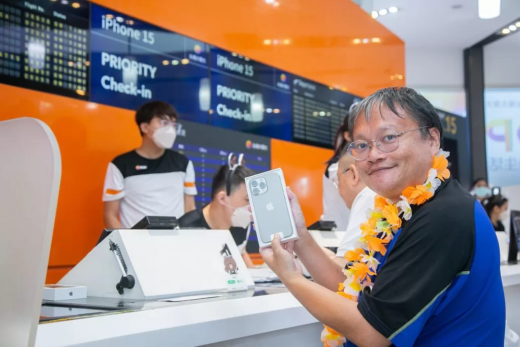 iPhone 15 新機首賣日人氣爆棚　各大電信商排隊頭香哥姊曝光