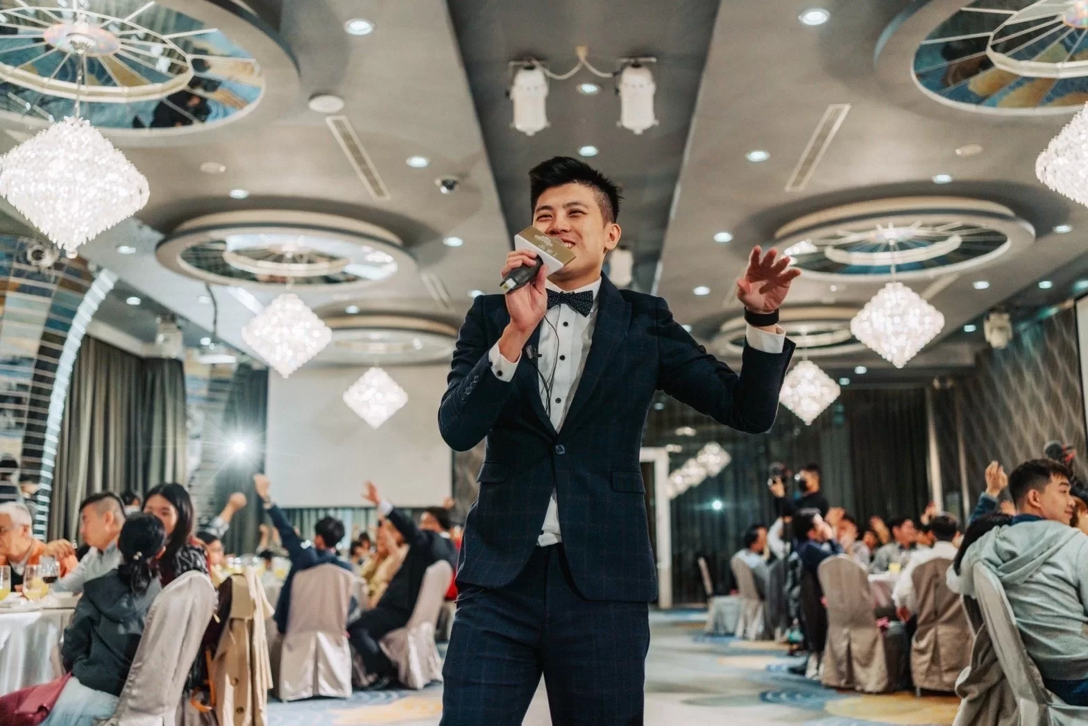 婚禮主持人被封「新人許願機」　新娘媽媽感動：是我們全家驕傲