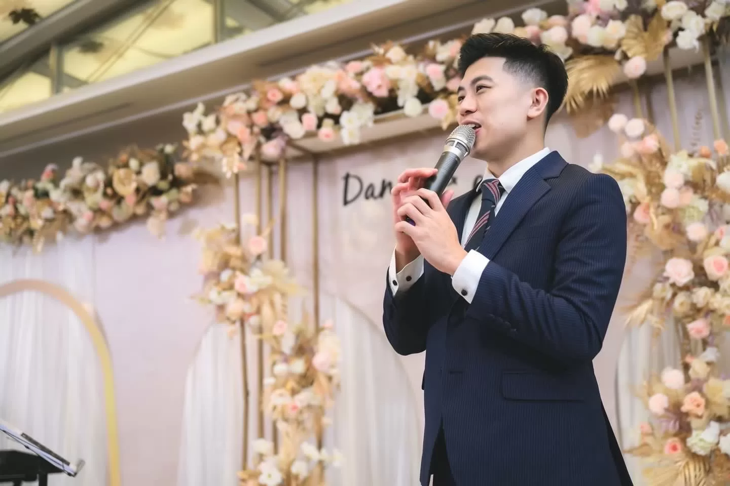 婚禮主持人被封「新人許願機」　新娘媽媽感動：是我們全家驕傲