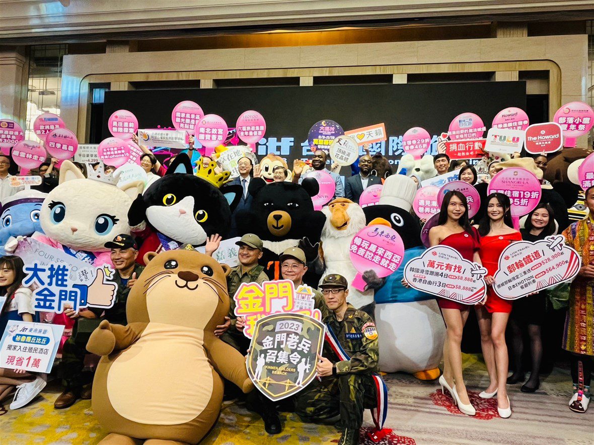 金門縣府至「ITF台北國際旅展」展前記者會。草綠服老兵推著金門觀光小天使「阿特」開著迷你坦克繞場吸睛