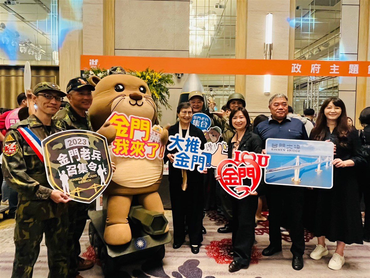金門縣府至「ITF台北國際旅展」展前記者會。草綠服老兵推著金門觀光小天使「阿特」開著迷你坦克繞場吸睛