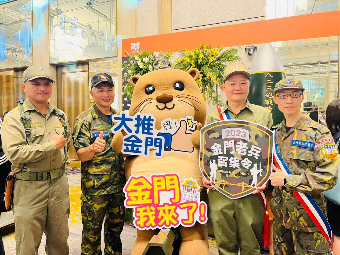 金門縣府至「ITF台北國際旅展」展前記者會。草綠服老兵推著金門觀光小天使「阿特」開著迷你坦克繞場吸睛